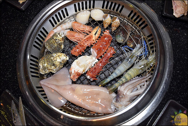 潼阪 帝王蟹黑毛牛 頂級燒烤：台中帝王蟹吃到飽。潼阪帝王蟹黑毛牛頂級燒烤。專人代烤零失敗。食材高檔服務優上餐快吃得很過癮!@sunny吃喝遊樂