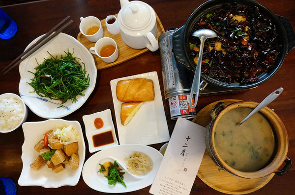 【台中美食】『十二月  粥品 • 茶飲 • 私房菜』都會裡的復古洋房，入口即化砂鍋粥，還有另人懷念的私房料理！