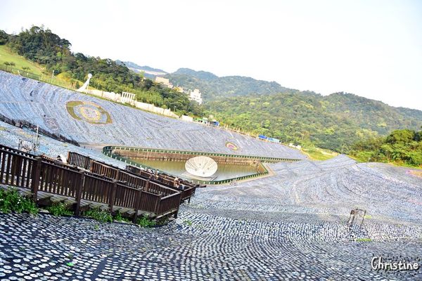 【新北。景點】 瑞芳 / 星空草原，擁恆文創園區，成千上萬的光碟片藝術地景，梵谷的畫