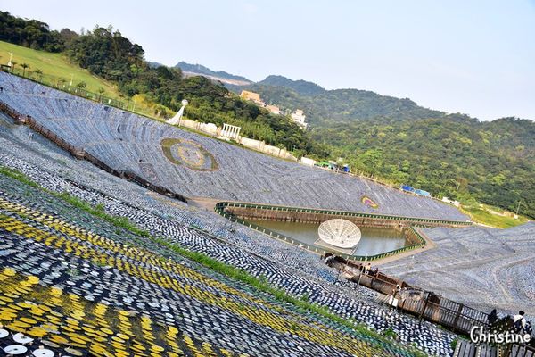 【新北。景點】 瑞芳 / 星空草原，擁恆文創園區，成千上萬的光碟片藝術地景，梵谷的畫