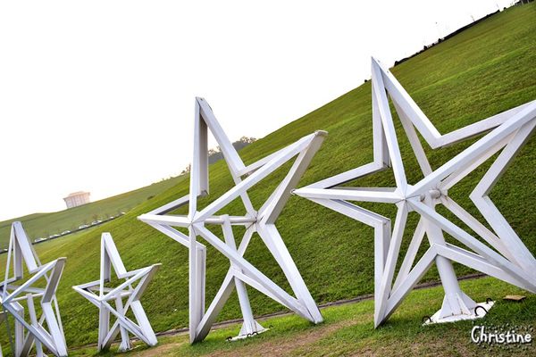 【新北。景點】 瑞芳 / 星空草原，擁恆文創園區，成千上萬的光碟片藝術地景，梵谷的畫