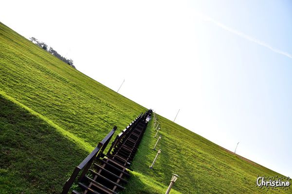 【新北。景點】 瑞芳 / 星空草原，擁恆文創園區，成千上萬的光碟片藝術地景，梵谷的畫