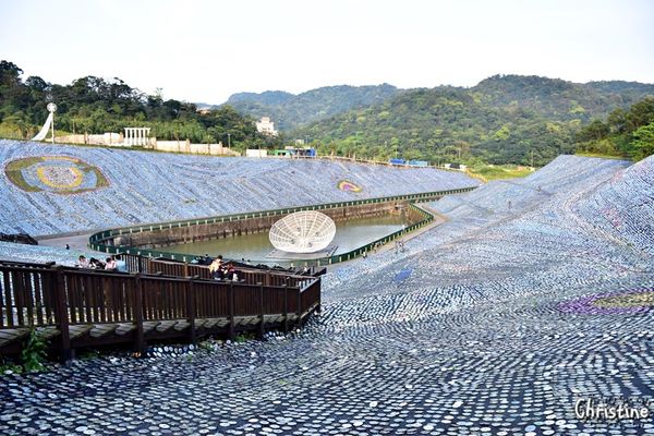 【新北。景點】 瑞芳 / 星空草原，擁恆文創園區，成千上萬的光碟片藝術地景，梵谷的畫