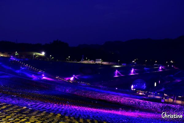 【新北。景點】 瑞芳 / 星空草原，擁恆文創園區，成千上萬的光碟片藝術地景，梵谷的畫