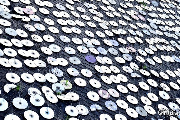 【新北。景點】 瑞芳 / 星空草原，擁恆文創園區，成千上萬的光碟片藝術地景，梵谷的畫