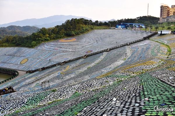 【新北。景點】 瑞芳 / 星空草原，擁恆文創園區，成千上萬的光碟片藝術地景，梵谷的畫