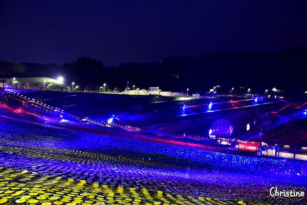 【新北。景點】 瑞芳 / 星空草原，擁恆文創園區，成千上萬的光碟片藝術地景，梵谷的畫