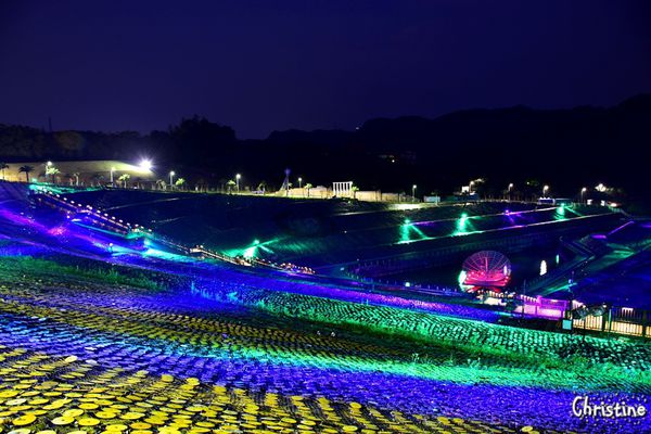 【新北。景點】 瑞芳 / 星空草原，擁恆文創園區，成千上萬的光碟片藝術地景，梵谷的畫