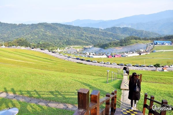 【新北。景點】 瑞芳 / 星空草原，擁恆文創園區，成千上萬的光碟片藝術地景，梵谷的畫