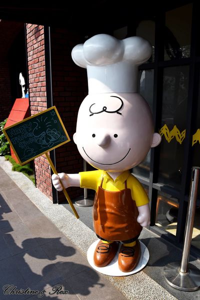 【台中。美食】西屯 / 跟著查理布朗一起環遊世界，史努比餐廳，秋紅谷旁