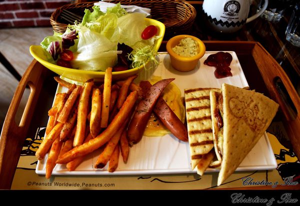 【台中。美食】西屯 / 跟著查理布朗一起環遊世界，史努比餐廳，秋紅谷旁