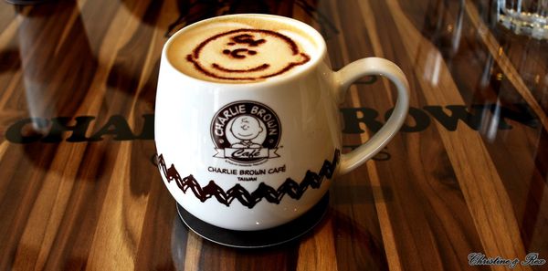 【台中。美食】西屯 / 跟著查理布朗一起環遊世界，史努比餐廳，秋紅谷旁