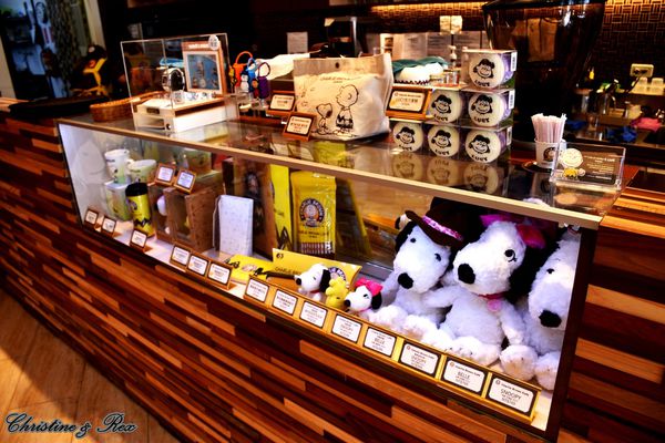 【台中。美食】西屯 / 跟著查理布朗一起環遊世界，史努比餐廳，秋紅谷旁