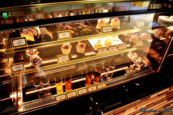 【台中。美食】西屯 / 跟著查理布朗一起環遊世界，史努比餐廳，秋紅谷旁