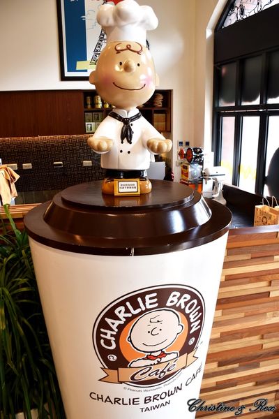 【台中。美食】西屯 / 跟著查理布朗一起環遊世界，史努比餐廳，秋紅谷旁