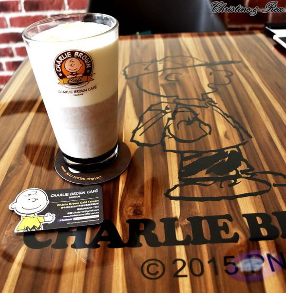 【台中。美食】西屯 / 跟著查理布朗一起環遊世界，史努比餐廳，秋紅谷旁