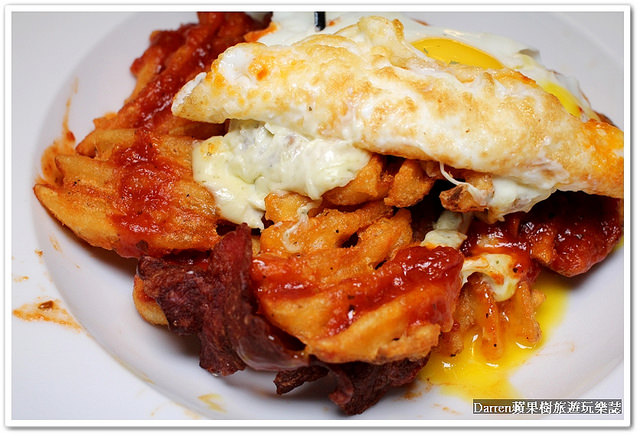 『新北新莊早午餐推薦』Whos Tea 鬍子茶(台北新莊店)★環遊世界概念早午餐店/美式工業風聚餐聊天的首選/必點招牌竹炭帕里尼/提供桌遊不收服務費營業時間很長