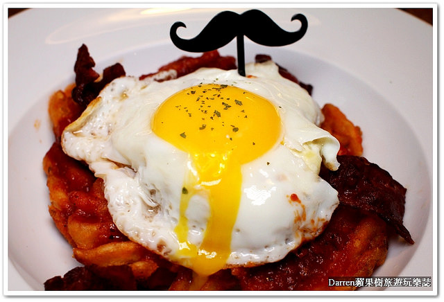 『新北新莊早午餐推薦』Whos Tea 鬍子茶(台北新莊店)★環遊世界概念早午餐店/美式工業風聚餐聊天的首選/必點招牌竹炭帕里尼/提供桌遊不收服務費營業時間很長