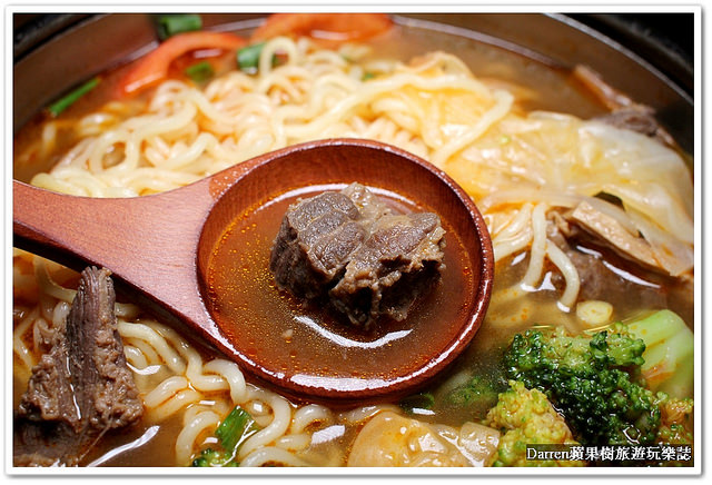 『新北新莊早午餐推薦』Whos Tea 鬍子茶(台北新莊店)★環遊世界概念早午餐店/美式工業風聚餐聊天的首選/必點招牌竹炭帕里尼/提供桌遊不收服務費營業時間很長