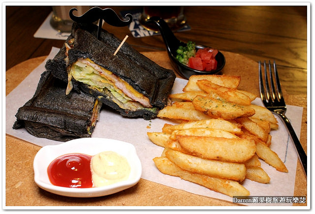 『新北新莊早午餐推薦』Whos Tea 鬍子茶(台北新莊店)★環遊世界概念早午餐店/美式工業風聚餐聊天的首選/必點招牌竹炭帕里尼/提供桌遊不收服務費營業時間很長