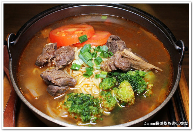 『新北新莊早午餐推薦』Whos Tea 鬍子茶(台北新莊店)★環遊世界概念早午餐店/美式工業風聚餐聊天的首選/必點招牌竹炭帕里尼/提供桌遊不收服務費營業時間很長