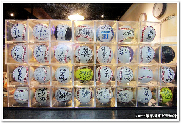 『新北新莊早午餐推薦』Whos Tea 鬍子茶(台北新莊店)★環遊世界概念早午餐店/美式工業風聚餐聊天的首選/必點招牌竹炭帕里尼/提供桌遊不收服務費營業時間很長