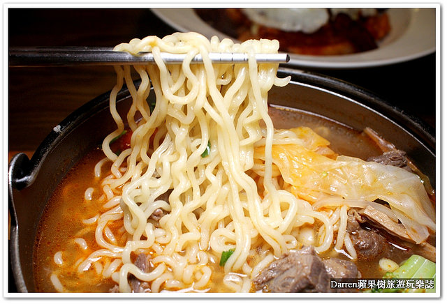 『新北新莊早午餐推薦』Whos Tea 鬍子茶(台北新莊店)★環遊世界概念早午餐店/美式工業風聚餐聊天的首選/必點招牌竹炭帕里尼/提供桌遊不收服務費營業時間很長