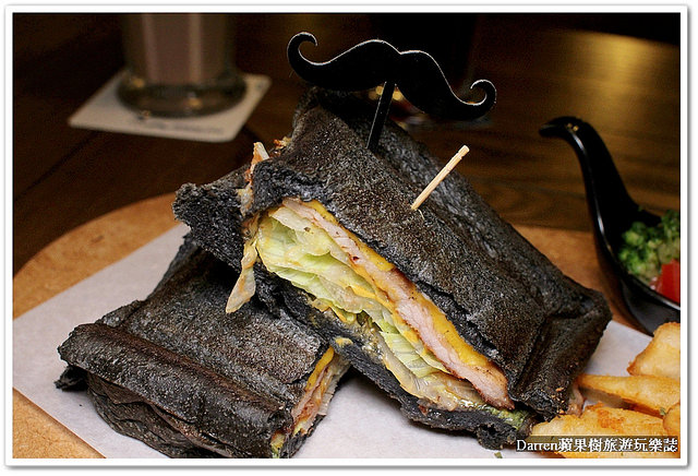 『新北新莊早午餐推薦』Whos Tea 鬍子茶(台北新莊店)★環遊世界概念早午餐店/美式工業風聚餐聊天的首選/必點招牌竹炭帕里尼/提供桌遊不收服務費營業時間很長