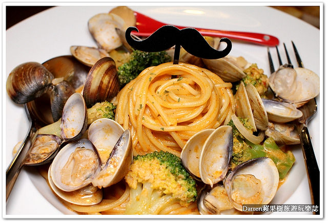 『新北新莊早午餐推薦』Whos Tea 鬍子茶(台北新莊店)★環遊世界概念早午餐店/美式工業風聚餐聊天的首選/必點招牌竹炭帕里尼/提供桌遊不收服務費營業時間很長