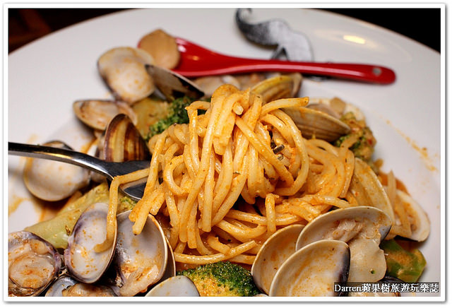 『新北新莊早午餐推薦』Whos Tea 鬍子茶(台北新莊店)★環遊世界概念早午餐店/美式工業風聚餐聊天的首選/必點招牌竹炭帕里尼/提供桌遊不收服務費營業時間很長