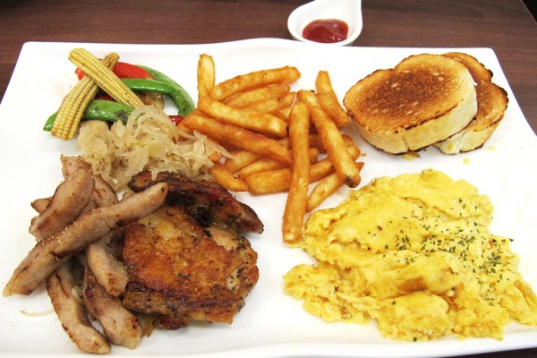 愛咖客咖啡館:(台南。東區美食)『愛咖客咖啡館』店家自烘咖啡豆。滿室咖啡香的平價美味餐廳。厚鬆餅_鬆軟濕潤超美味~