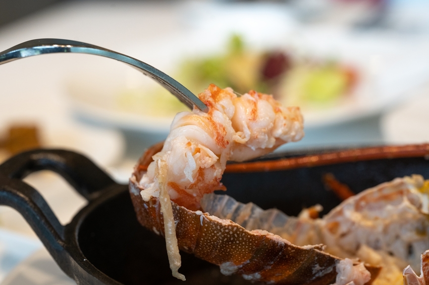 台北南港超浮誇海陸雙饗主餐，吃美國極黑和牛送龍蝦只在『六福萬怡酒店敘日全日餐廳』，全面現點現做更放心