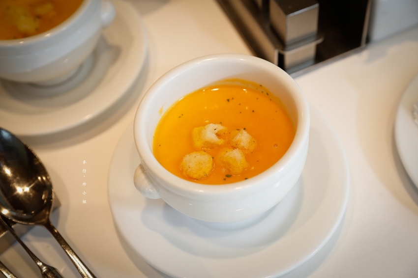 台北南港超浮誇海陸雙饗主餐，吃美國極黑和牛送龍蝦只在『六福萬怡酒店敘日全日餐廳』，全面現點現做更放心