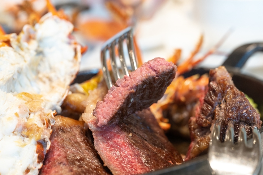 台北南港超浮誇海陸雙饗主餐，吃美國極黑和牛送龍蝦只在『六福萬怡酒店敘日全日餐廳』，全面現點現做更放心