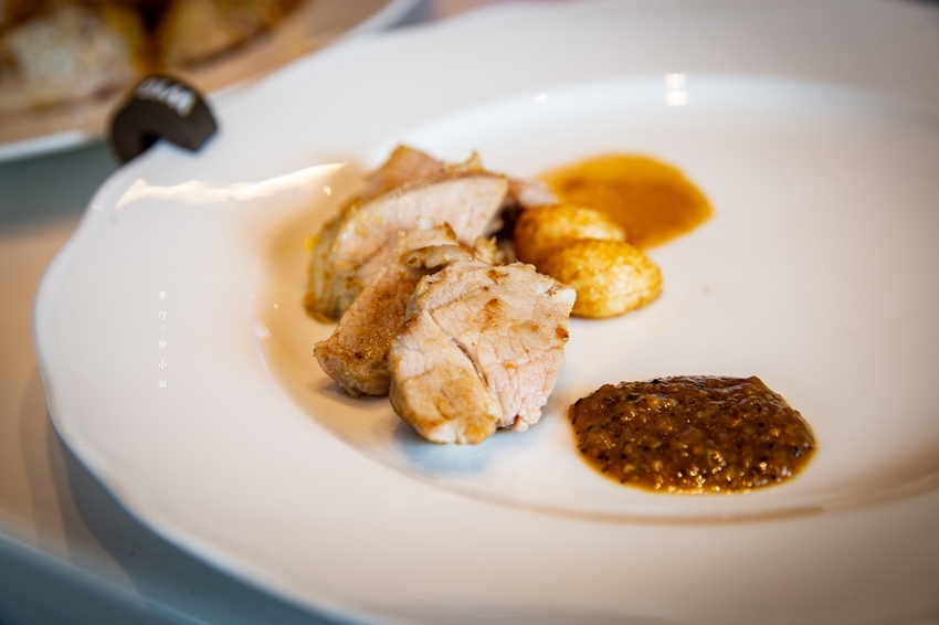 台北南港超浮誇海陸雙饗主餐，吃美國極黑和牛送龍蝦只在『六福萬怡酒店敘日全日餐廳』，全面現點現做更放心