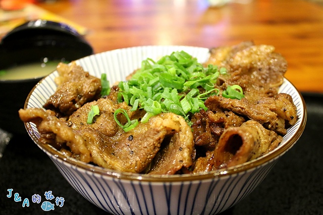 燒丼株式會社 牛野狼丼香氣濃郁，醬醪雞腿丼軟嫩多汁! 【捷運象山】信義區美食/信義威秀美食/燒丼燒肉飯
