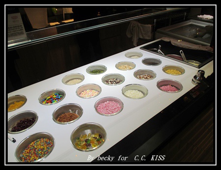 C.C.KISS Coffee&Cake：<捷運忠孝復興站>查理布朗新品牌，鐵鏟甜點及可以客制化的台北東區下午茶點～C.C. KISS