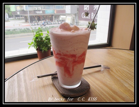 C.C.KISS Coffee&Cake：<捷運忠孝復興站>查理布朗新品牌，鐵鏟甜點及可以客制化的台北東區下午茶點～C.C. KISS