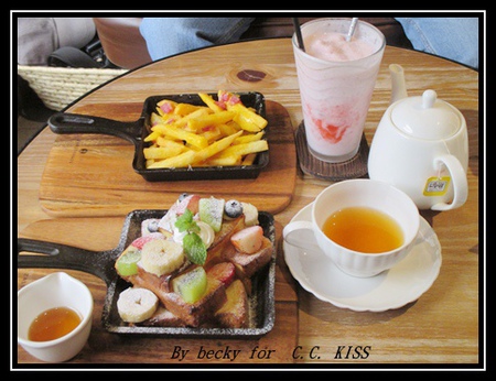 C.C.KISS Coffee&Cake：<捷運忠孝復興站>查理布朗新品牌，鐵鏟甜點及可以客制化的台北東區下午茶點～C.C. KISS