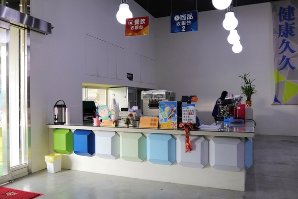 華新MASK創意生活館：【彰化田中景點】華新MASK創意生活館~口罩觀光工廠，免費入園參觀，館內提供豐富的健康知識，販售各種功能的口罩