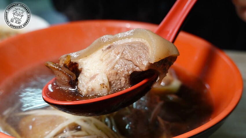 新北市板橋區【 板橋滷肉飯天花板 】油脂香甜的黑金滷肉淋在顆粒分明的白飯上，好吃的程度絕對是我心中前三名的滷肉飯