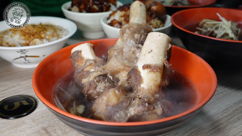 新北市板橋區【 板橋滷肉飯天花板 】油脂香甜的黑金滷肉淋在顆粒分明的白飯上，好吃的程度絕對是我心中前三名的滷肉飯