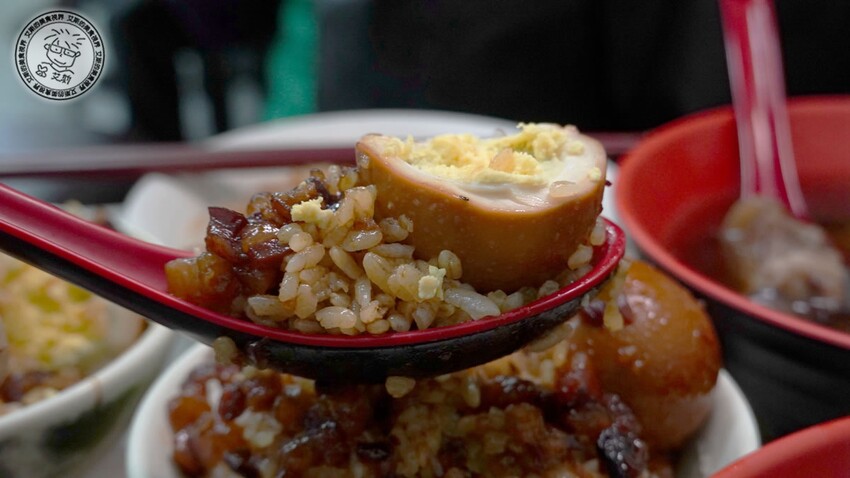 新北市板橋區【 板橋滷肉飯天花板 】油脂香甜的黑金滷肉淋在顆粒分明的白飯上，好吃的程度絕對是我心中前三名的滷肉飯