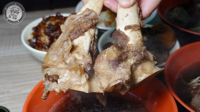 新北市板橋區【 板橋滷肉飯天花板 】油脂香甜的黑金滷肉淋在顆粒分明的白飯上，好吃的程度絕對是我心中前三名的滷肉飯