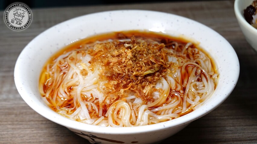 新北市板橋區【 板橋滷肉飯天花板 】油脂香甜的黑金滷肉淋在顆粒分明的白飯上，好吃的程度絕對是我心中前三名的滷肉飯