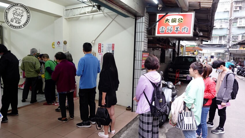 新北市板橋區【 板橋滷肉飯天花板 】油脂香甜的黑金滷肉淋在顆粒分明的白飯上，好吃的程度絕對是我心中前三名的滷肉飯