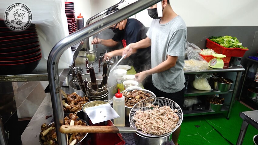 新北市板橋區【 板橋滷肉飯天花板 】油脂香甜的黑金滷肉淋在顆粒分明的白飯上，好吃的程度絕對是我心中前三名的滷肉飯