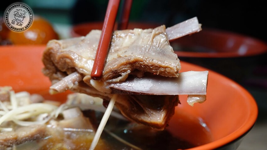 新北市板橋區【 板橋滷肉飯天花板 】油脂香甜的黑金滷肉淋在顆粒分明的白飯上，好吃的程度絕對是我心中前三名的滷肉飯