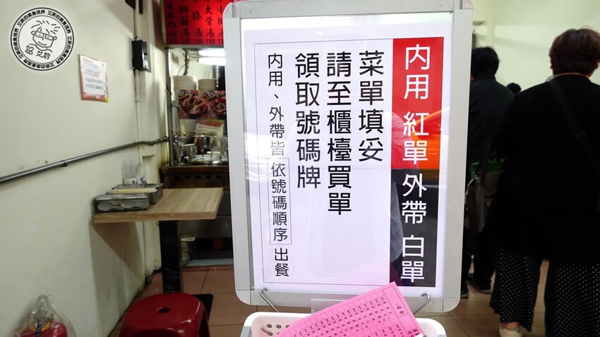新北市板橋區【 板橋滷肉飯天花板 】油脂香甜的黑金滷肉淋在顆粒分明的白飯上，好吃的程度絕對是我心中前三名的滷肉飯