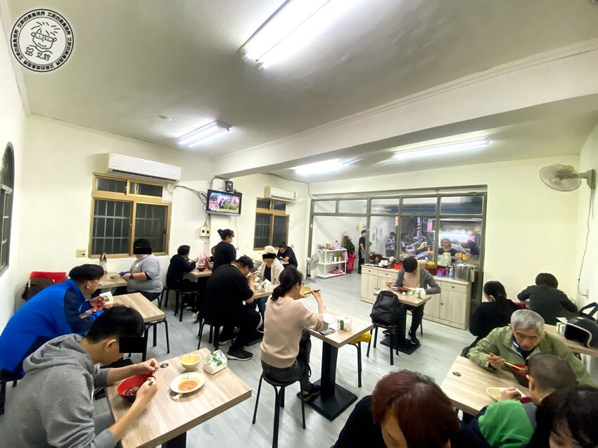 新北市板橋區【 板橋滷肉飯天花板 】油脂香甜的黑金滷肉淋在顆粒分明的白飯上，好吃的程度絕對是我心中前三名的滷肉飯